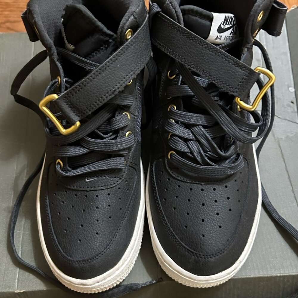 Nike Air Like New but w/ tongue flaw.